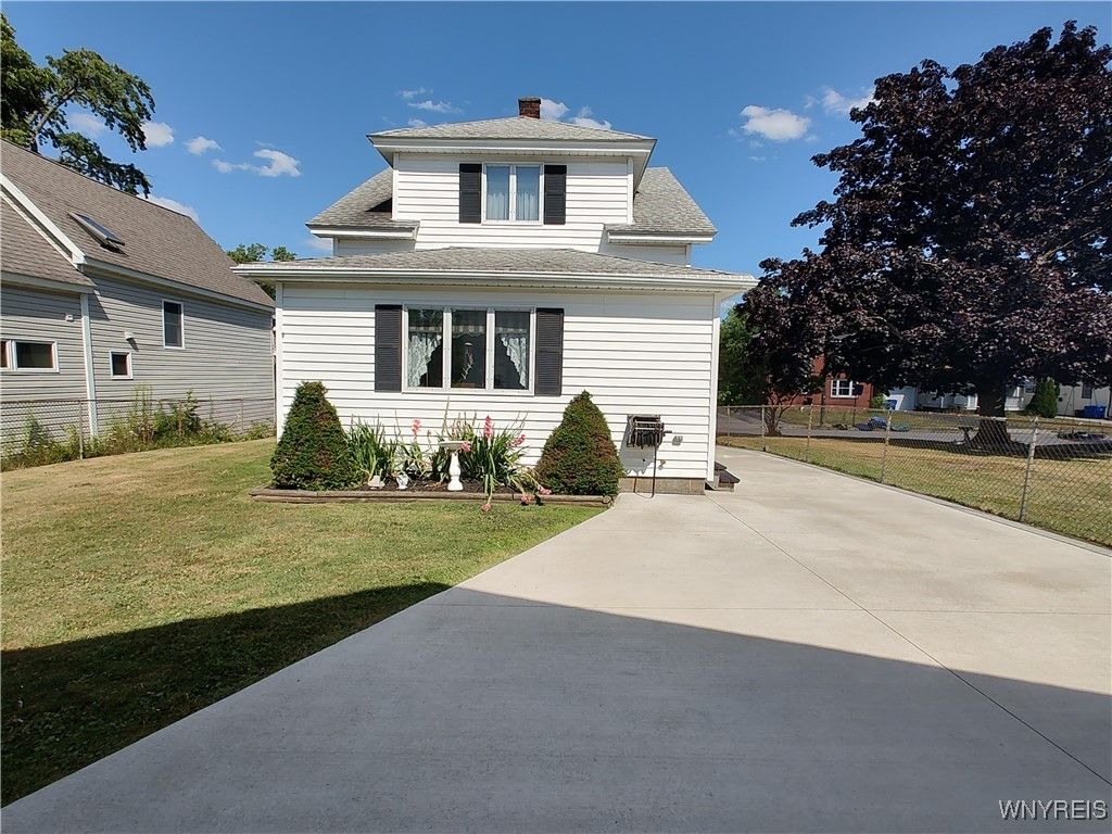 Backyard, Exterior, Facade, American Foursquare