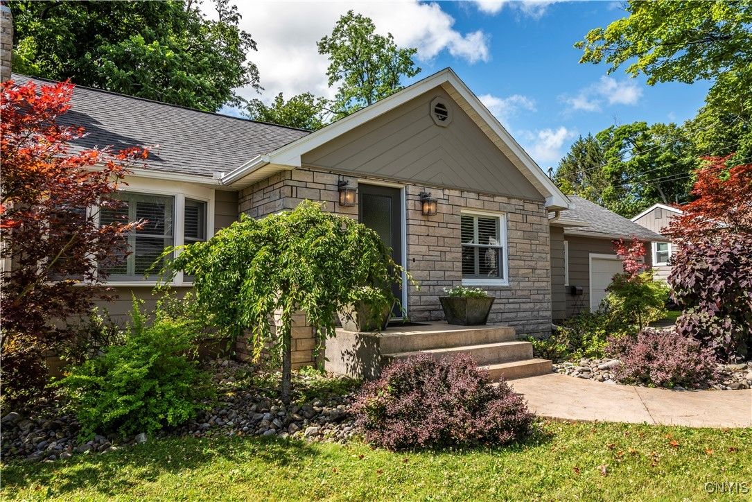 Attached, Exterior, Facade, Ranch
