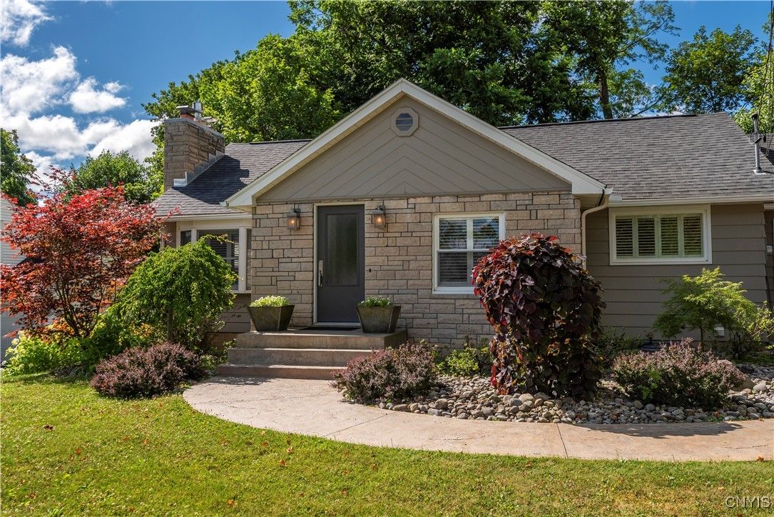 Exterior, Facade, Ranch