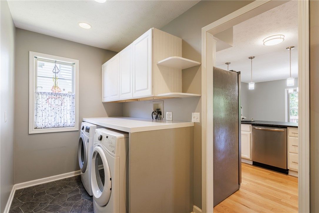 Interior, Pendant Lights, Recessed Lighting, Washer, Wood Texture Flooring