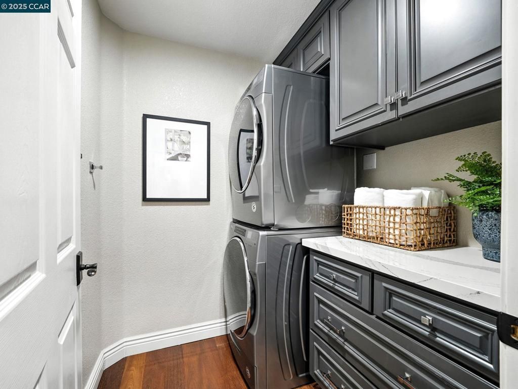 Interior, Washer, Wood Texture Flooring