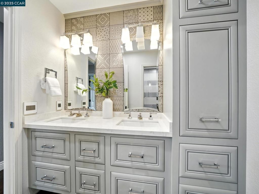 Bathroom, Dual Sink Vanities, Interior