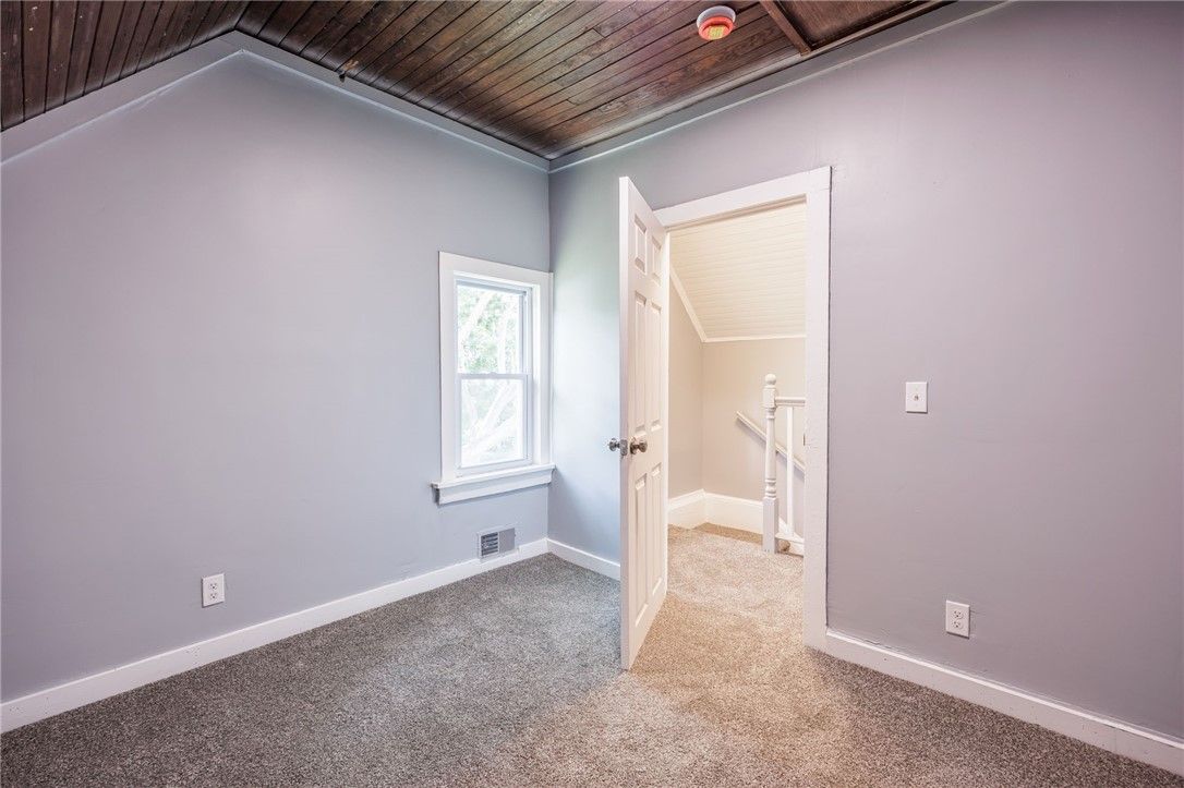 Empty room, Interior, Wooden Ceilings