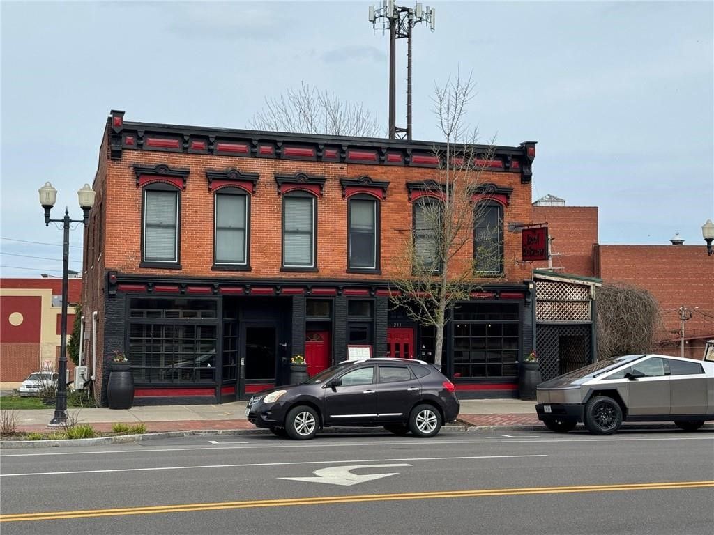 Exterior, Facade, Brick Facade, Rowhouse