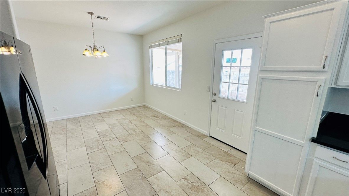 Empty room, Interior, Pendant Lights