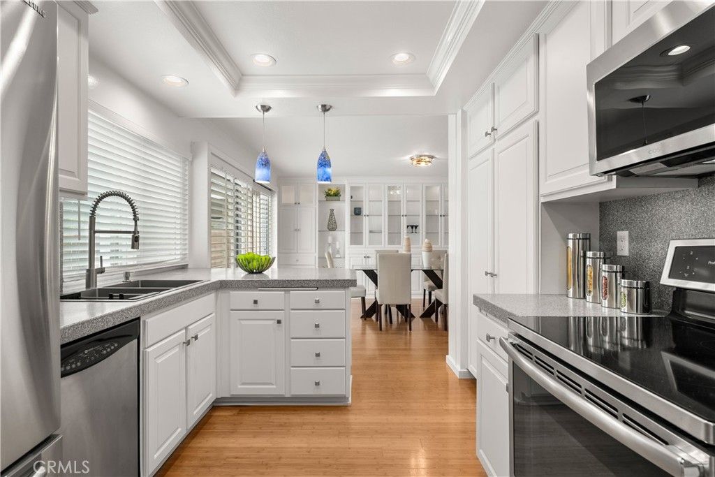 Dining room, Interior, Kitchen, Pendant Lights, Recessed Lighting, Stainless Steel Appliances, Wood Texture Flooring