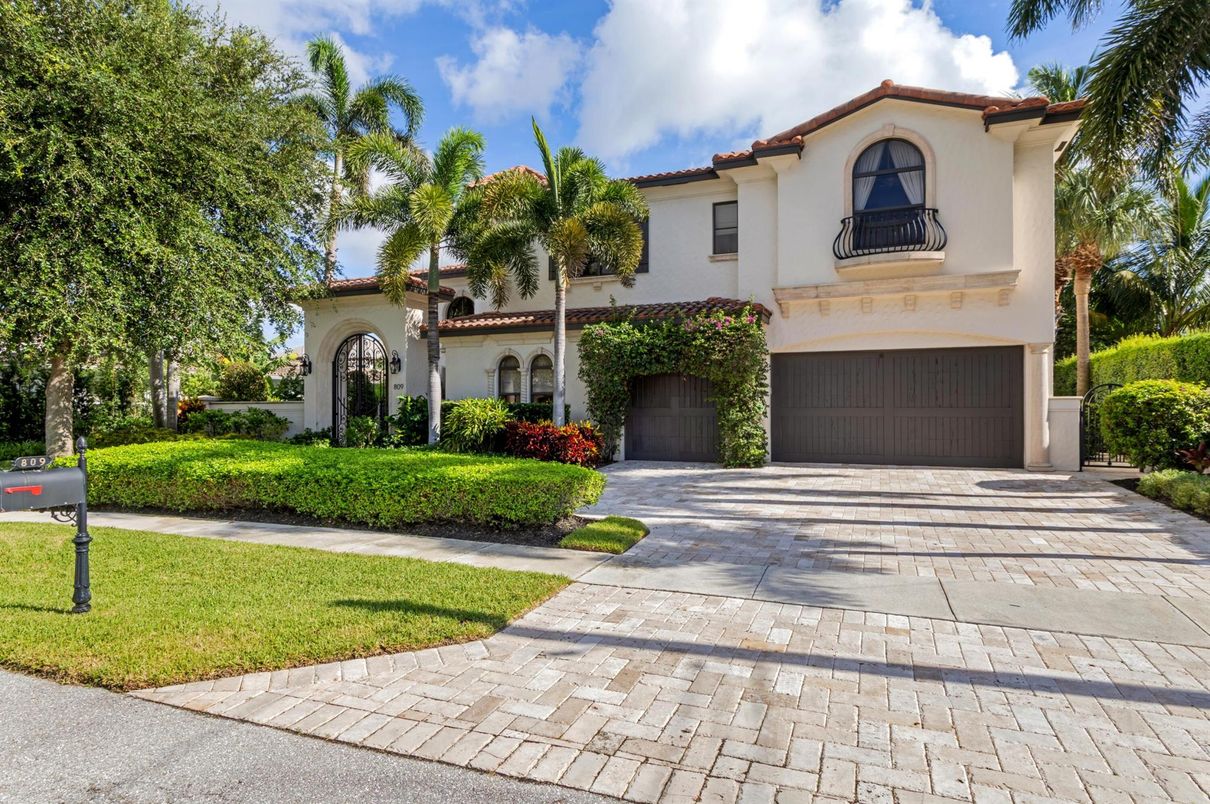 Attached, Exterior, Facade, Spanish Mediterranean