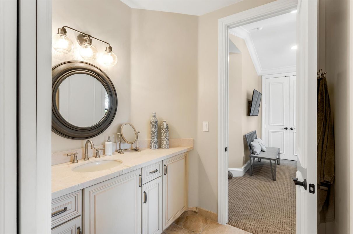 Bathroom, Dual Sink Vanities, Interior, Recessed Lighting