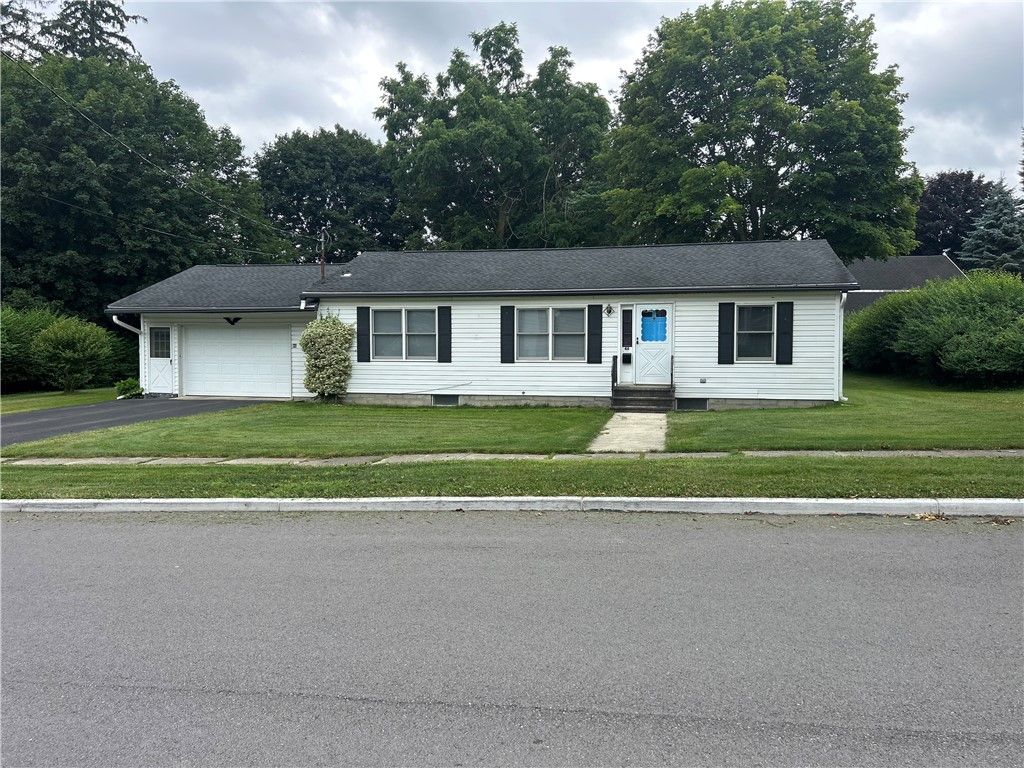 Attached, Exterior, Facade, Ranch