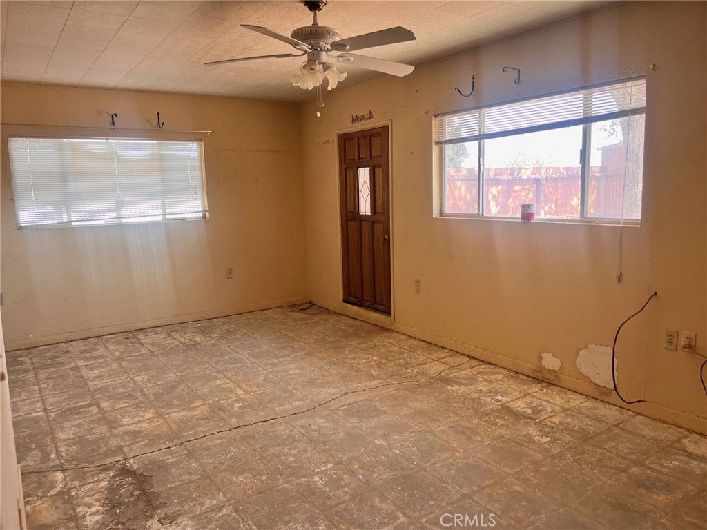Empty room, Interior