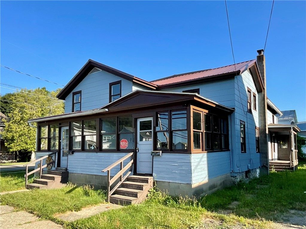 Exterior, Facade, Queen Anne Victorian