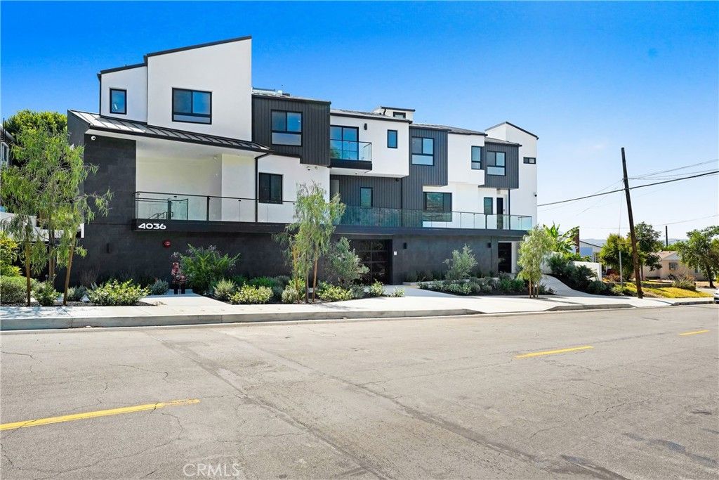 Exterior, Facade, Modern
