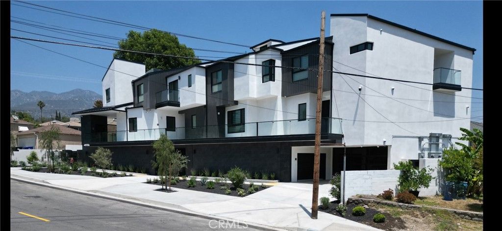 Exterior, Facade, Modern
