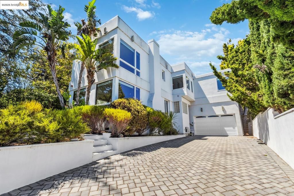 Attached, Exterior, Facade, Modern