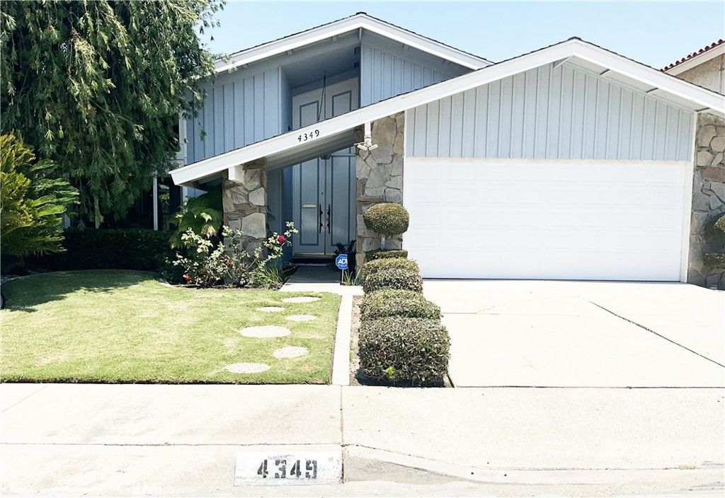 Attached, Exterior, Facade, Farmhouse