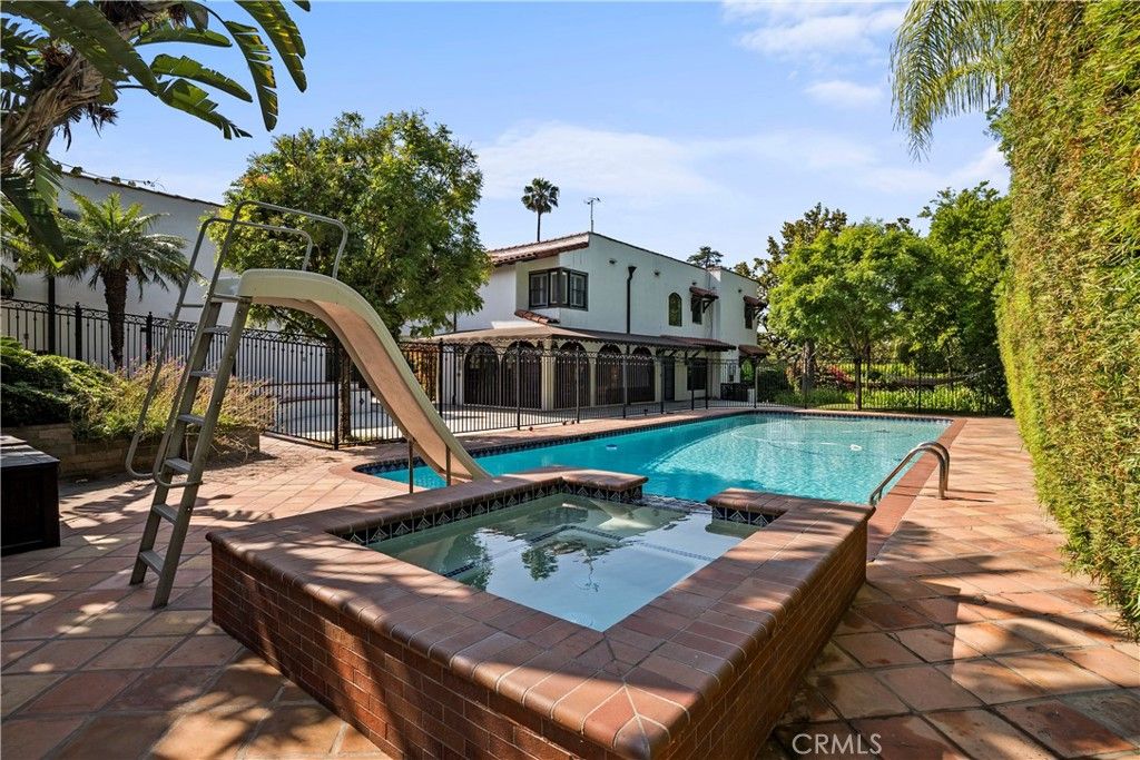 Exterior, Playground, Pool