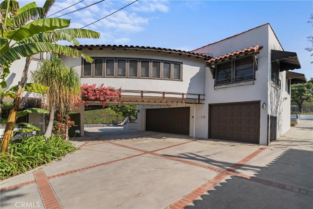 Attached, Exterior, Facade, Mediterranean