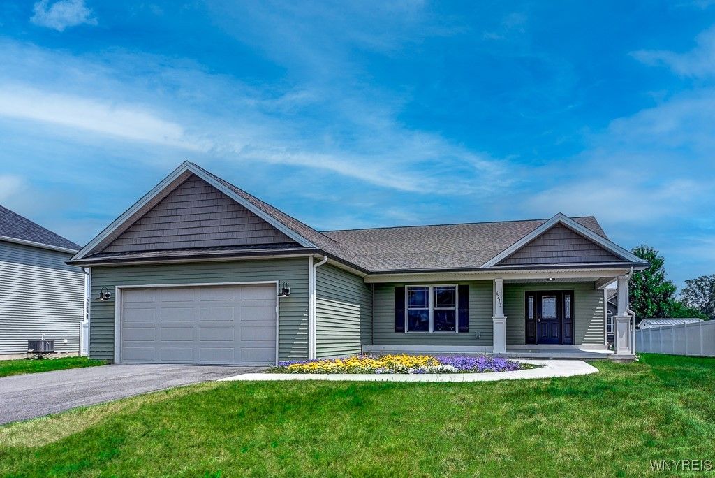 Attached, Exterior, Facade, Ranch