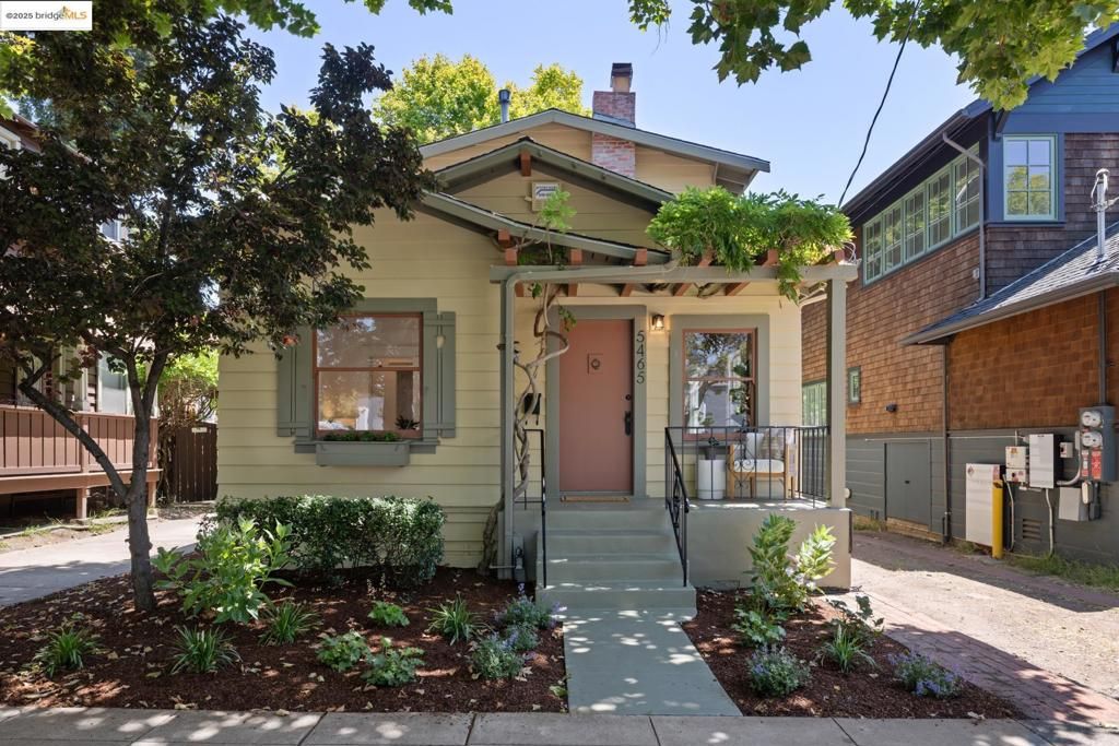 Exterior, Facade, Brick Facade, American Foursquare