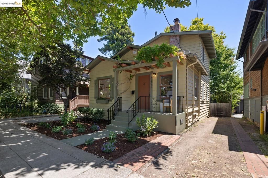Exterior, Facade, Queen Anne Victorian