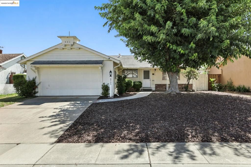 Attached, Exterior, Facade, Ranch