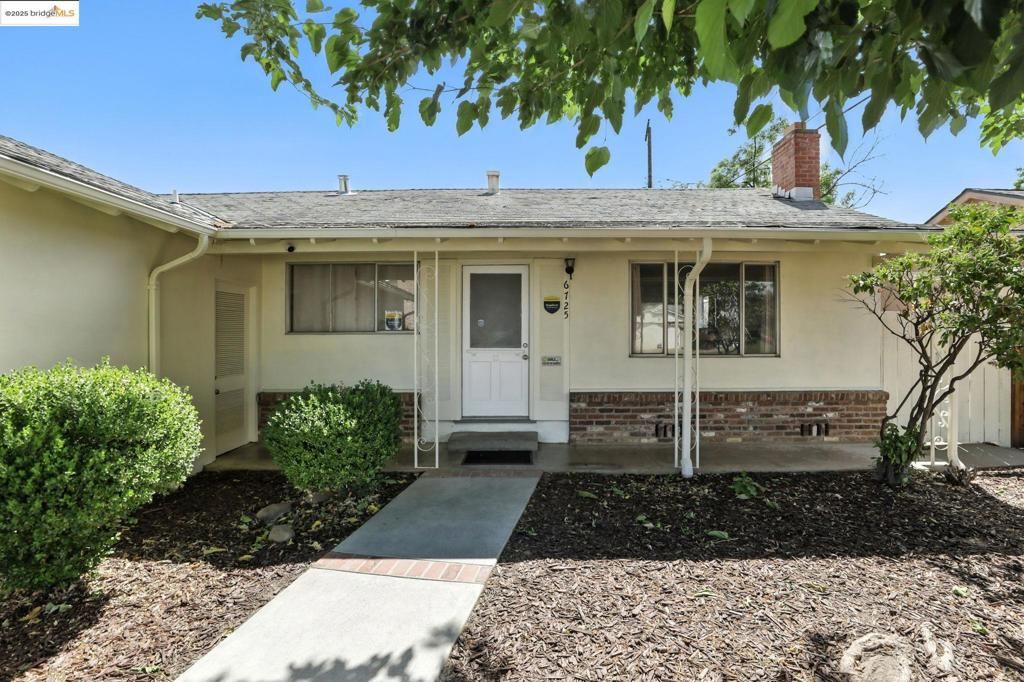 Exterior, Facade, Ranch