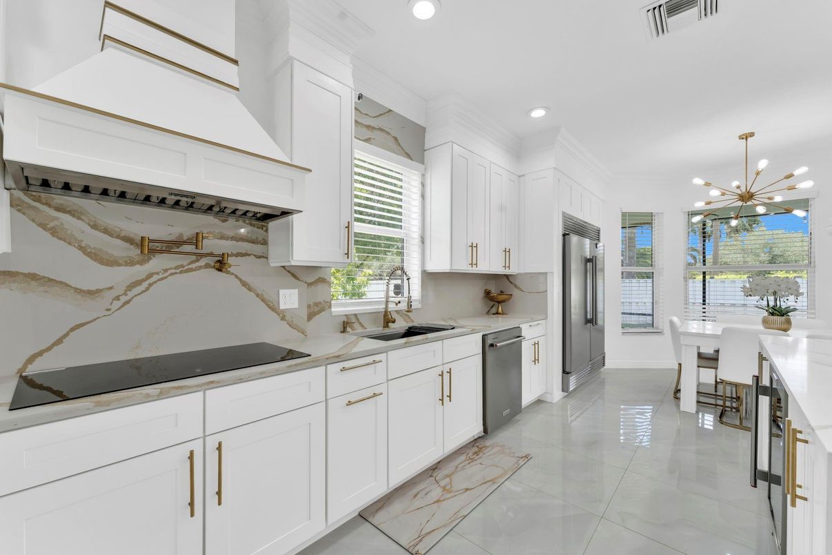 Dining room, Interior, Kitchen, Pendant Lights, Recessed Lighting, Stainless Steel Appliances
