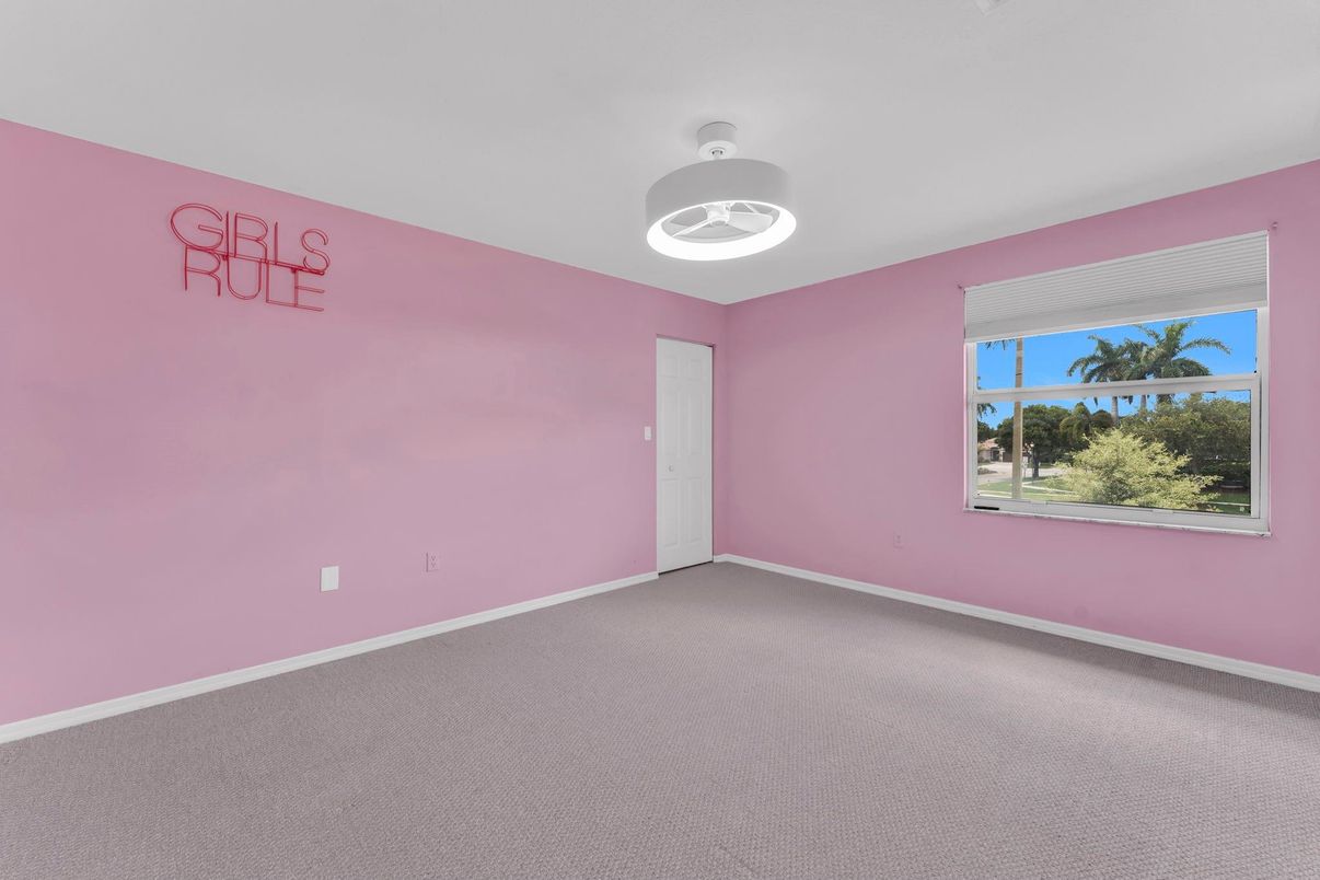 Empty room, Interior