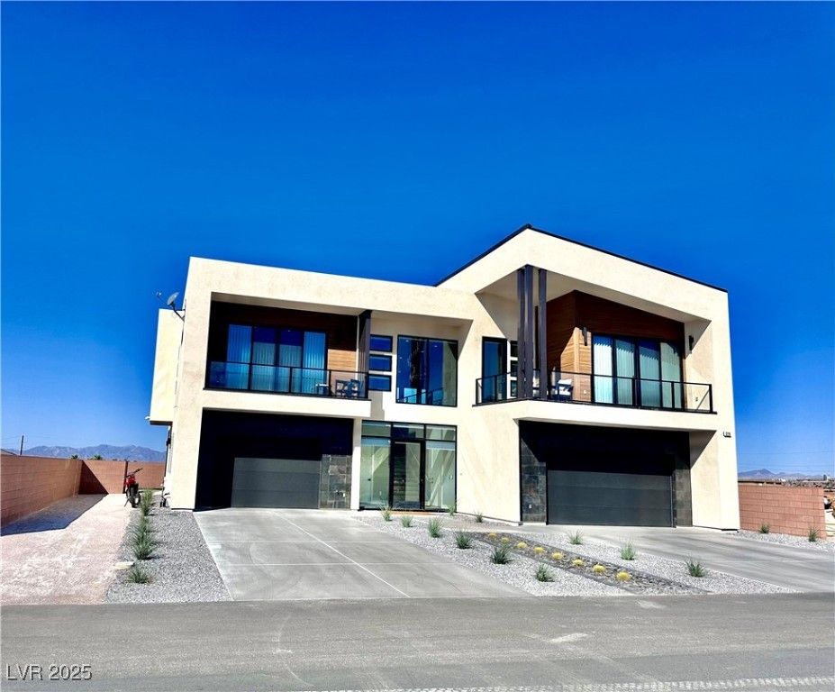 Attached, Exterior, Facade, Modern