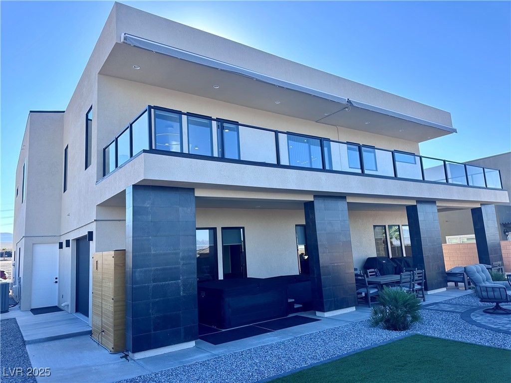 Exterior, Facade, Modern