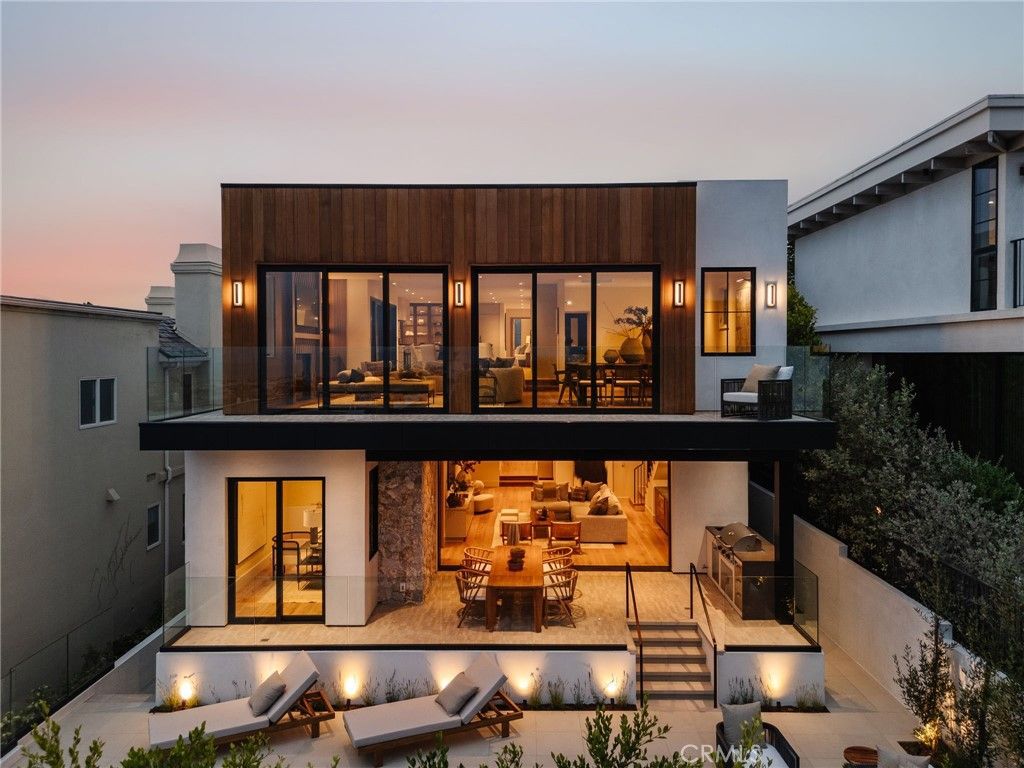 Exterior, Facade, Modern