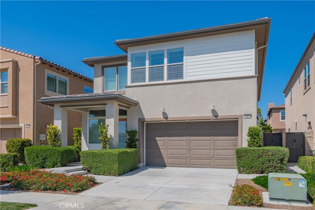 Attached, Exterior, Facade, Mediterranean