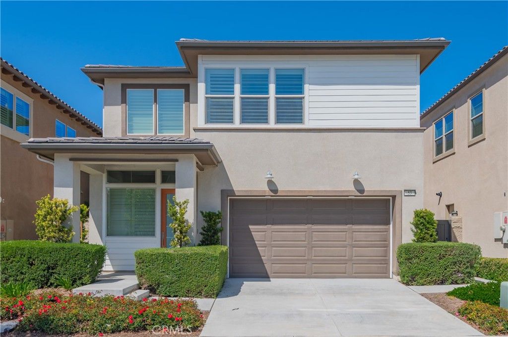 Attached, Exterior, Facade, Mediterranean