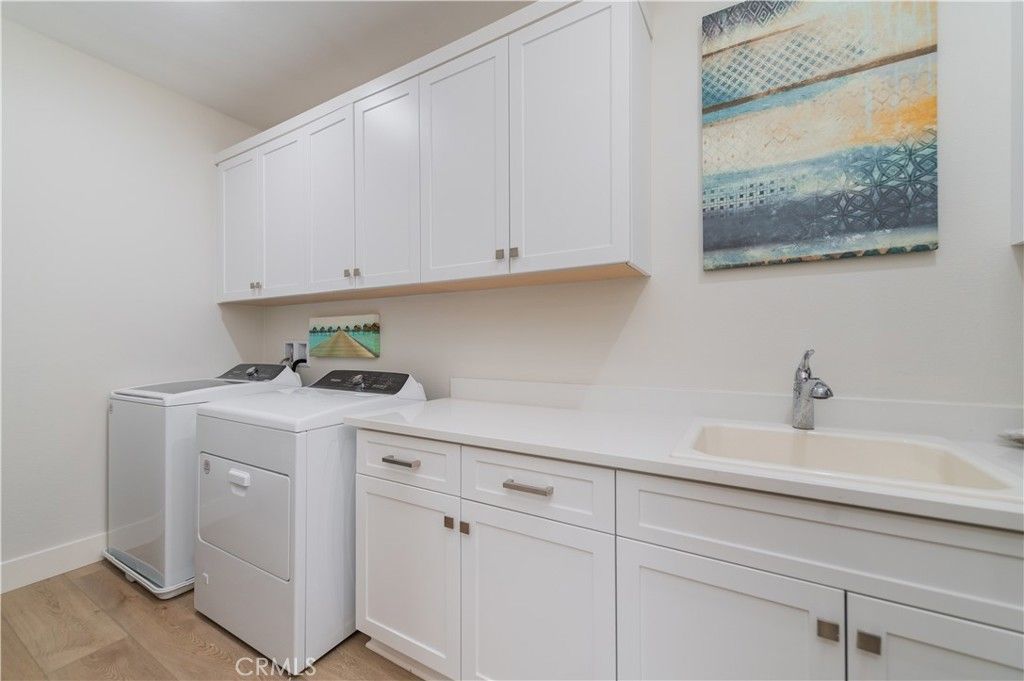Interior, Washer, Wood Texture Flooring