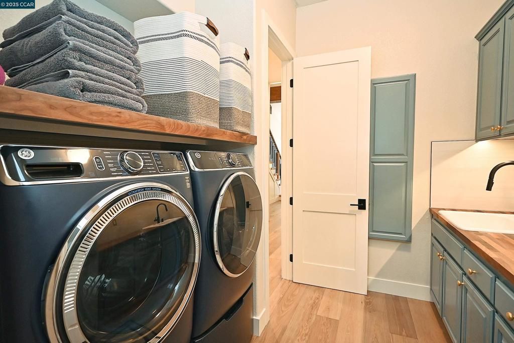 Interior, Washer, Wood Texture Flooring
