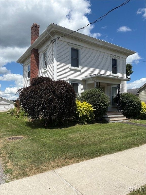 Exterior, Facade, American Foursquare