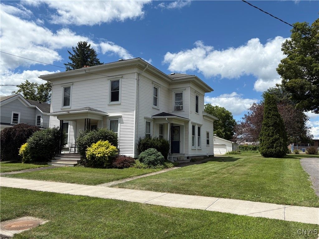 Exterior, Facade, American Foursquare