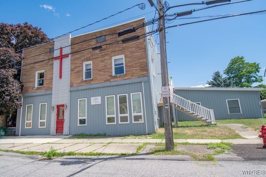 Exterior, Facade, Rowhouse