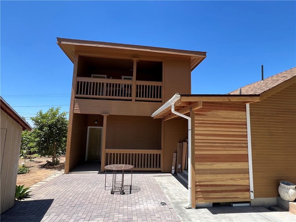 Attached, Exterior, Facade, Modern