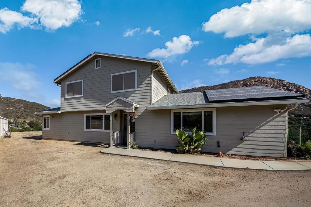 Exterior, Facade, Solar Panels, American Craftsman