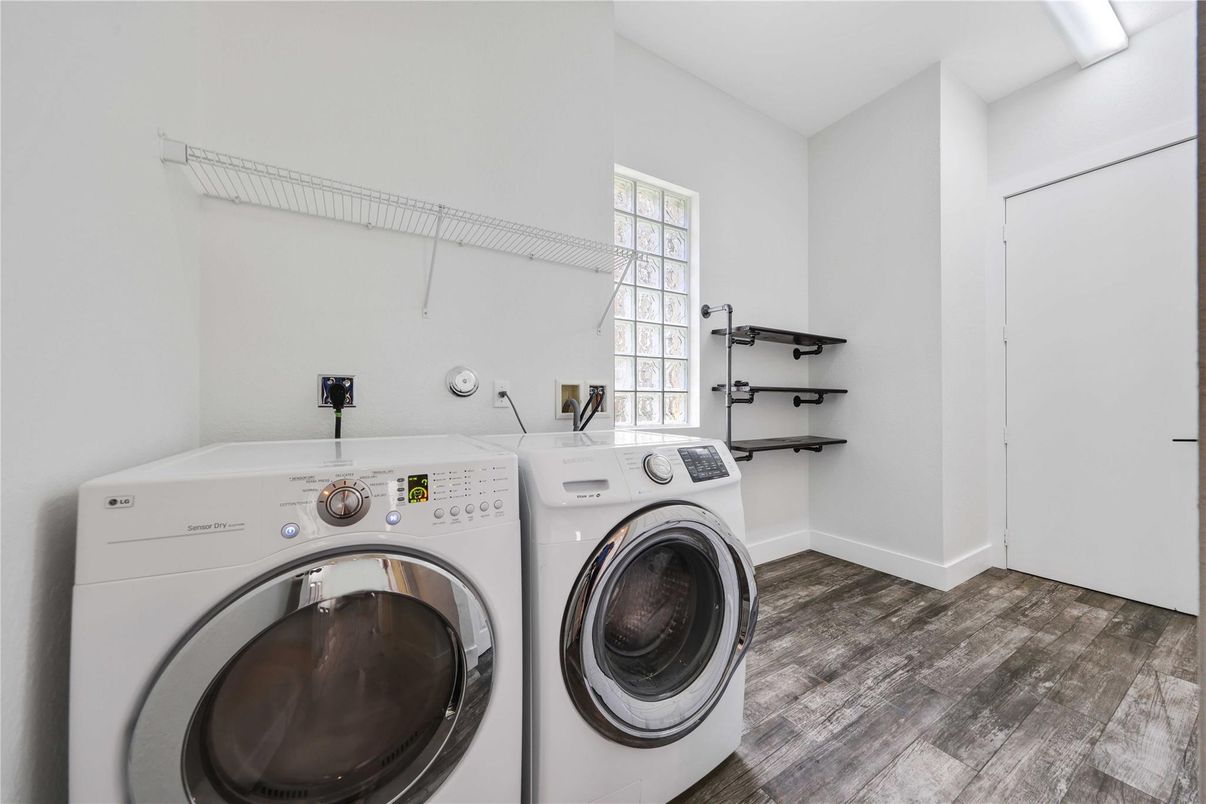 Interior, Washer, Wood Texture Flooring