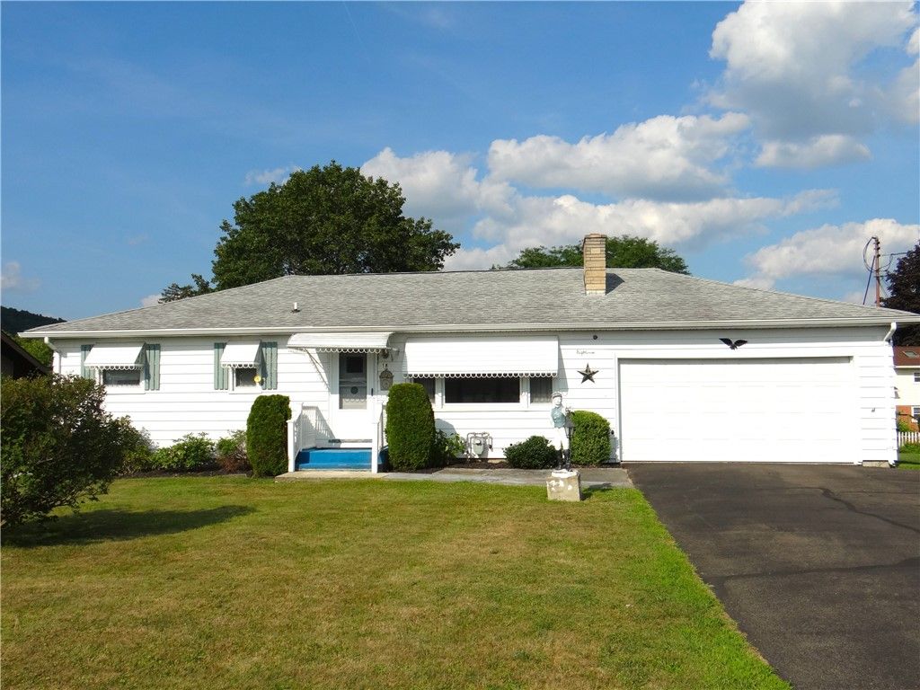 Attached, Exterior, Facade, Ranch
