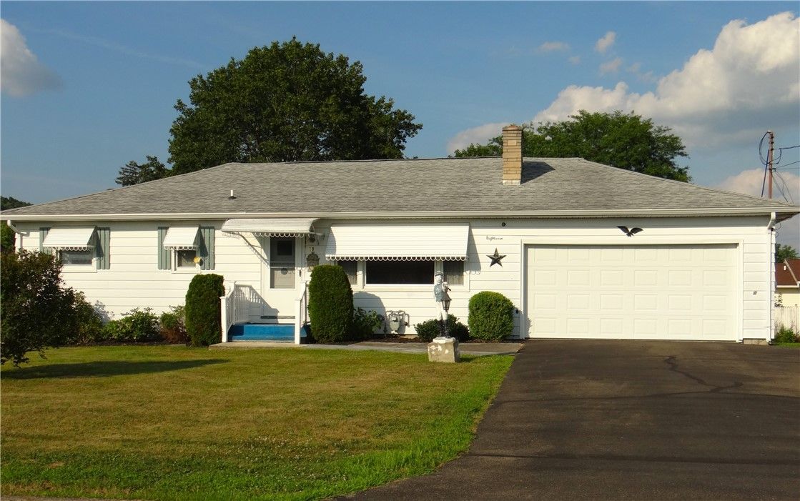 Attached, Exterior, Facade, Ranch