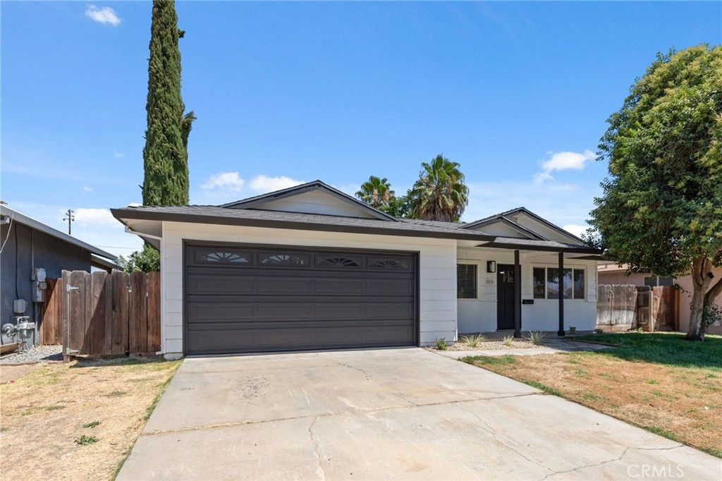 Attached, Exterior, Facade, Ranch