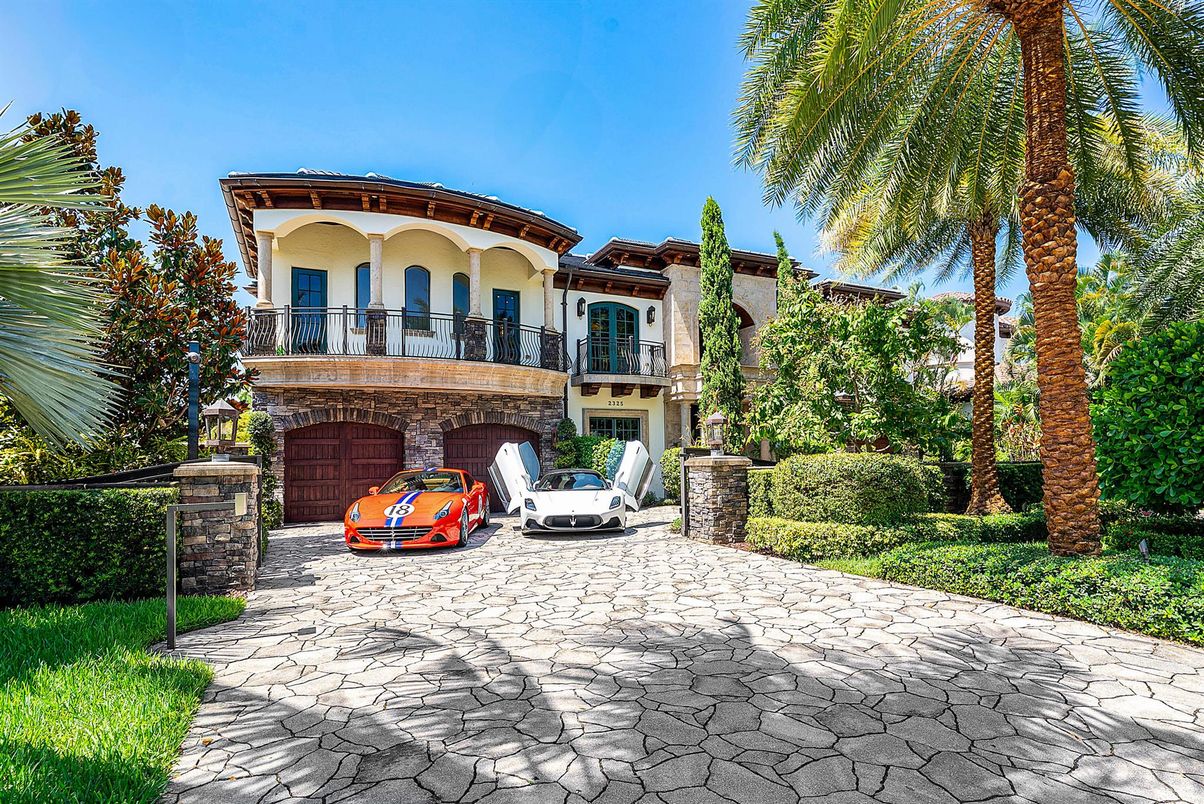 Attached, Exterior, Facade, Mediterranean