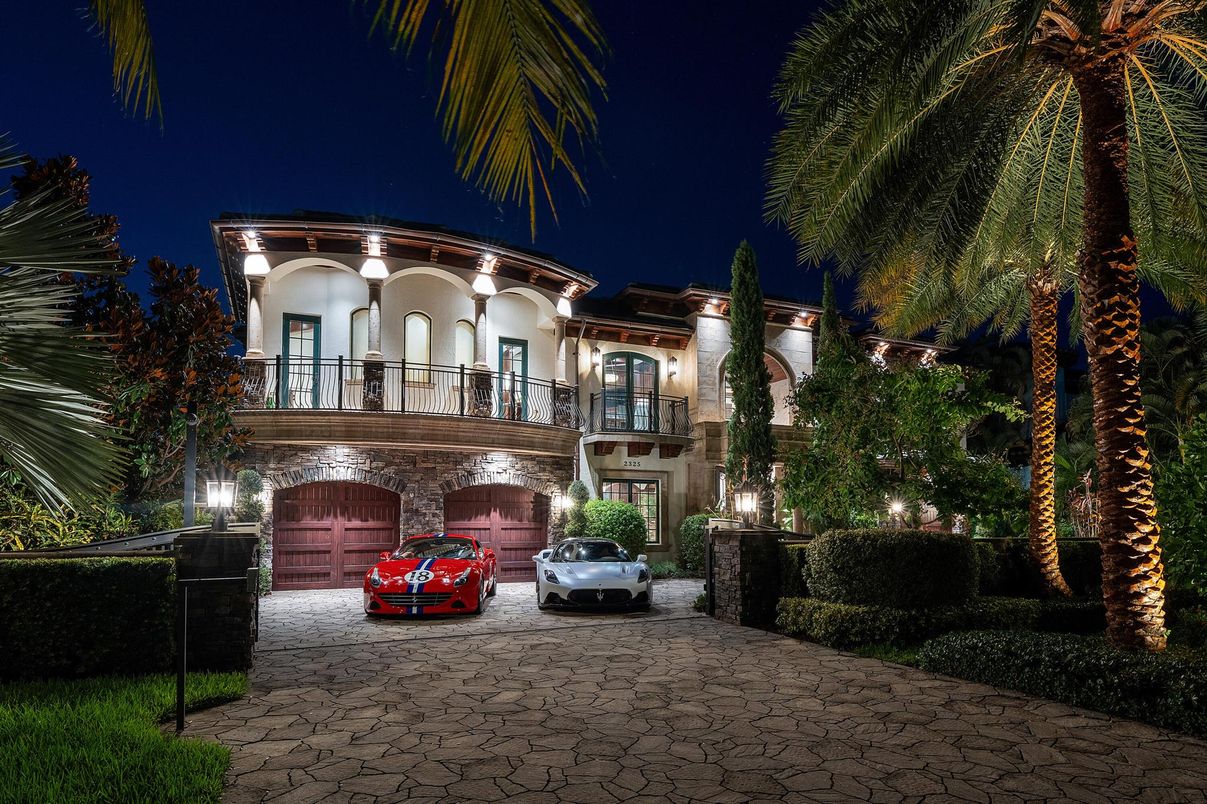 Attached, Exterior, Facade, Mediterranean