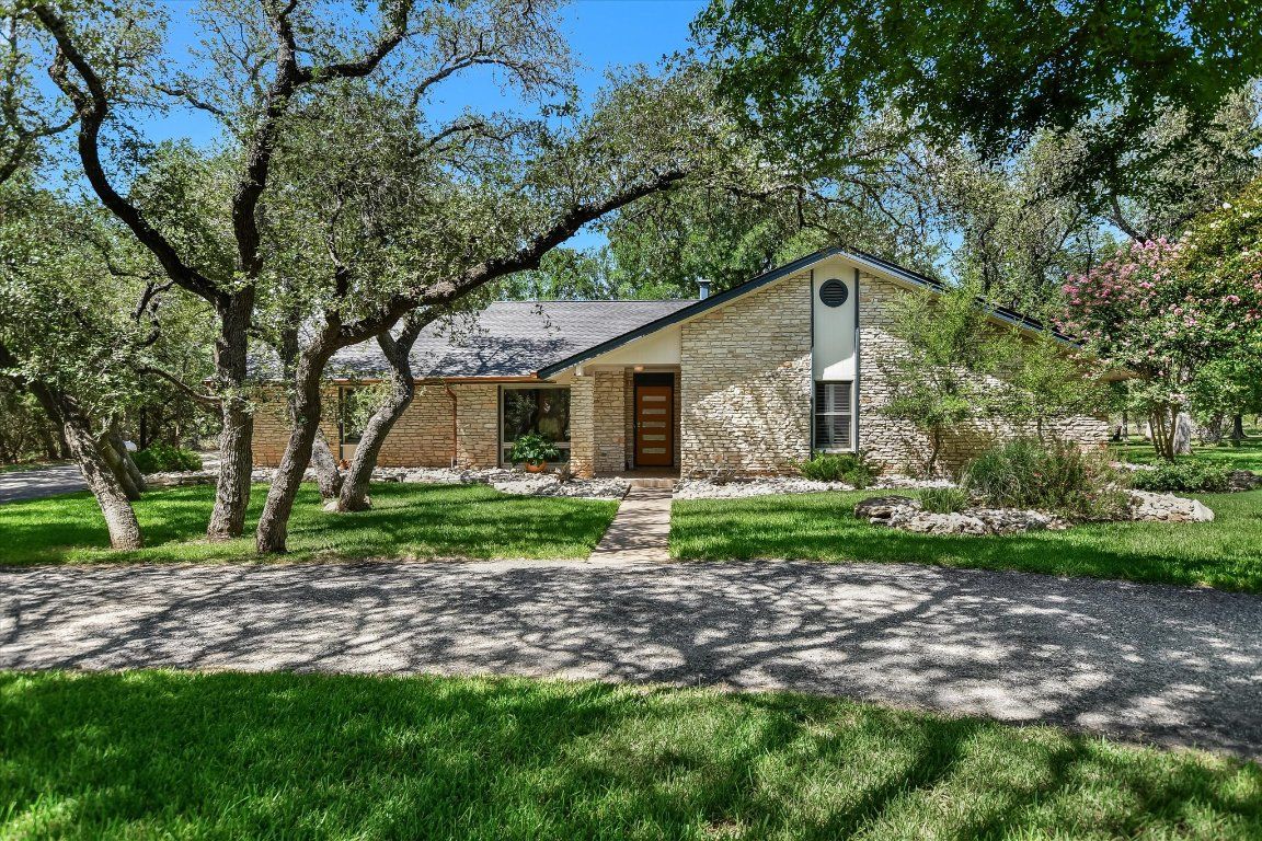 Exterior, Facade, Brick Facade, Ranch