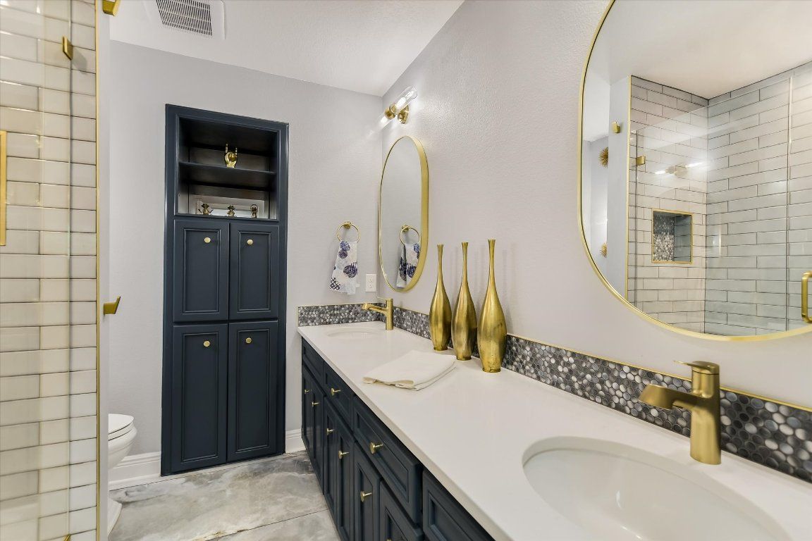 Bathroom, Dual Sink Vanities, Interior