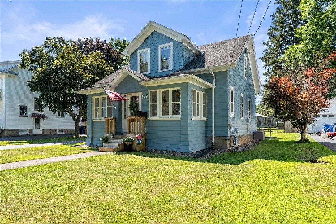 Exterior, Facade, Queen Anne Victorian