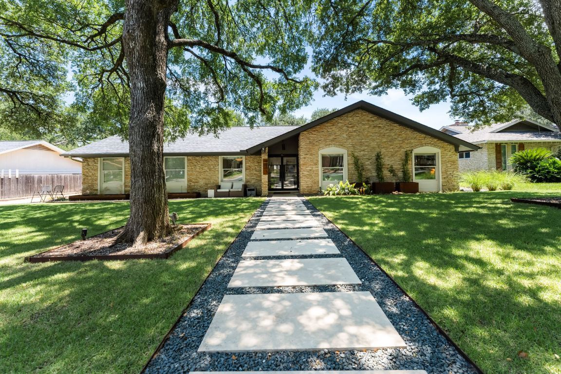 Backyard, Exterior, Facade, Brick Facade, Ranch